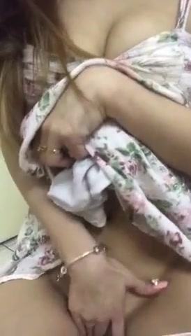 Dia mengangkat skirtnya dan membelai pukinya yang panas